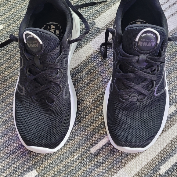 New Balance Black and White Women's Running Sneakers Size 5 - Picture 3 of 6